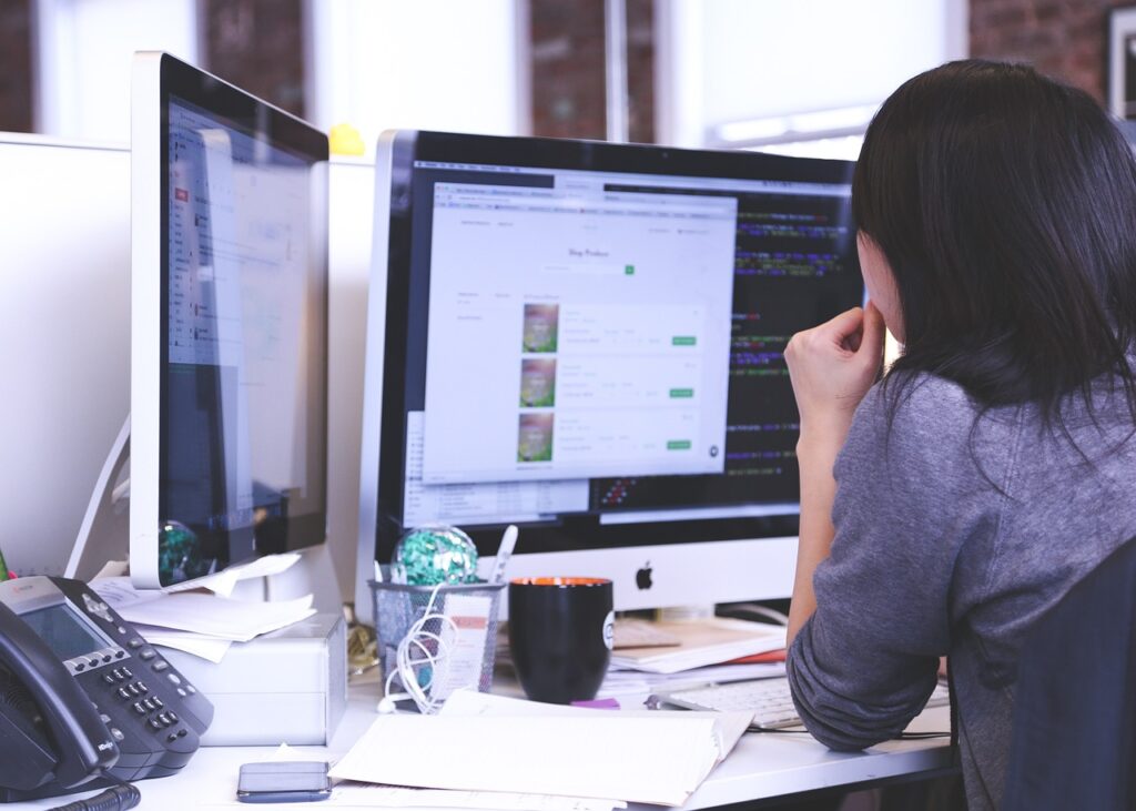 Mujer trabajando frente a computadora